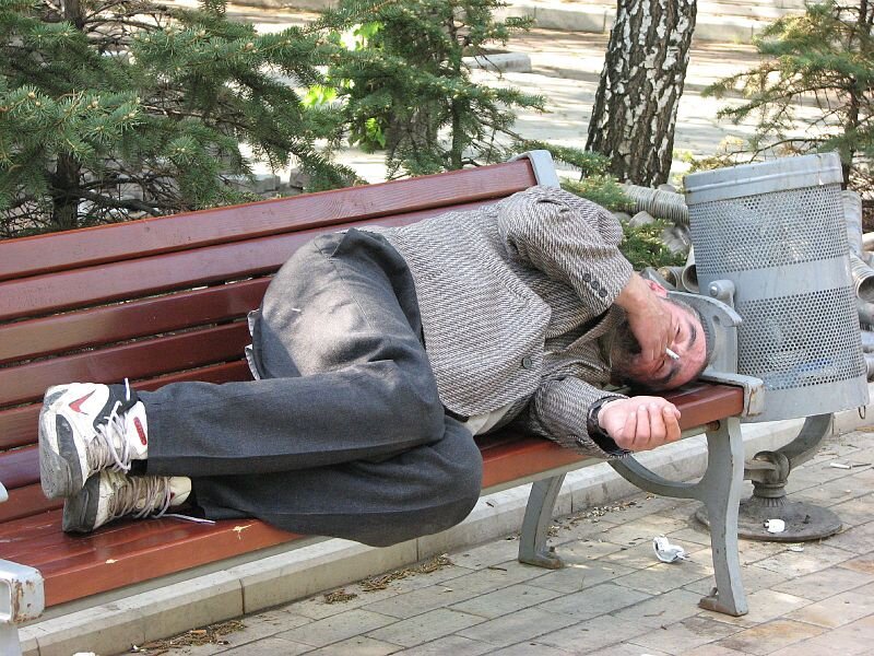 skhakirov from Donetsk, Ukraine. Курение в постели😁