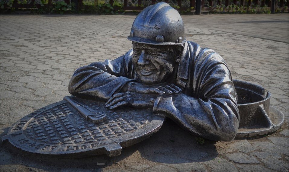 Памятник находится в городе Омске. 
Памятник появился в 1998 году. Любовь жителей Омска памятник завоевал быстро. Простой и задумчивый "Степаныч" завоевал сердца всех жителей города. Памятник очень милый и обаятельный. В городе уже есть некоторые традиции, рядом с памятником оставлять монетку на удачу, а ещё обниматься с памятником, на удачу, чтобы не было проблем с сантехникой дома. А сделать фото с сантехником в Омске, это уже ритуал. Никто из прохожих не сможет пройти мимо этого задумчивого взгляда Степан Степаныча, и его доброй улыбки.
