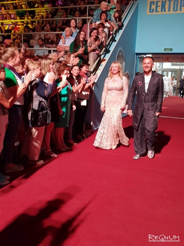    Президент Международного кинофестиваля «Восток & Запад. Классика и авангард» в городе Оренбурге Татьяна Воронецкая и народный артист России Олег Меньшиков на звёздной дорожке Наталья Хомутова © ИА REGNUM
