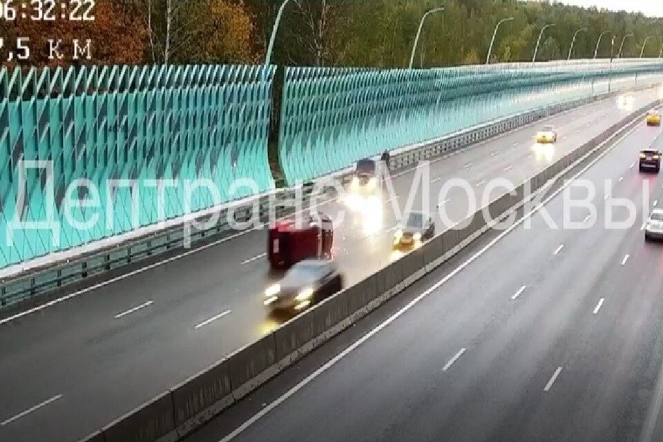     Автомобиль перевернулся на крышу после столкновения с другой машиной. Фото: кадр из видео  Департамент транспорта Москвы