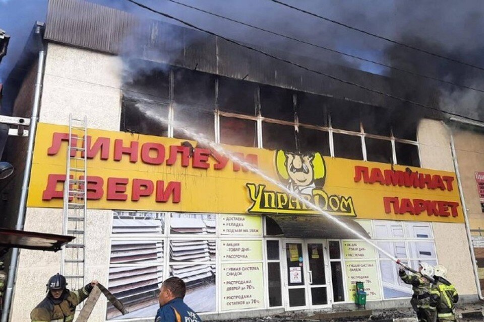     Речь идет о торговой точке со строительными материалами. Фото: пресс-служба управления МЧС России по РО