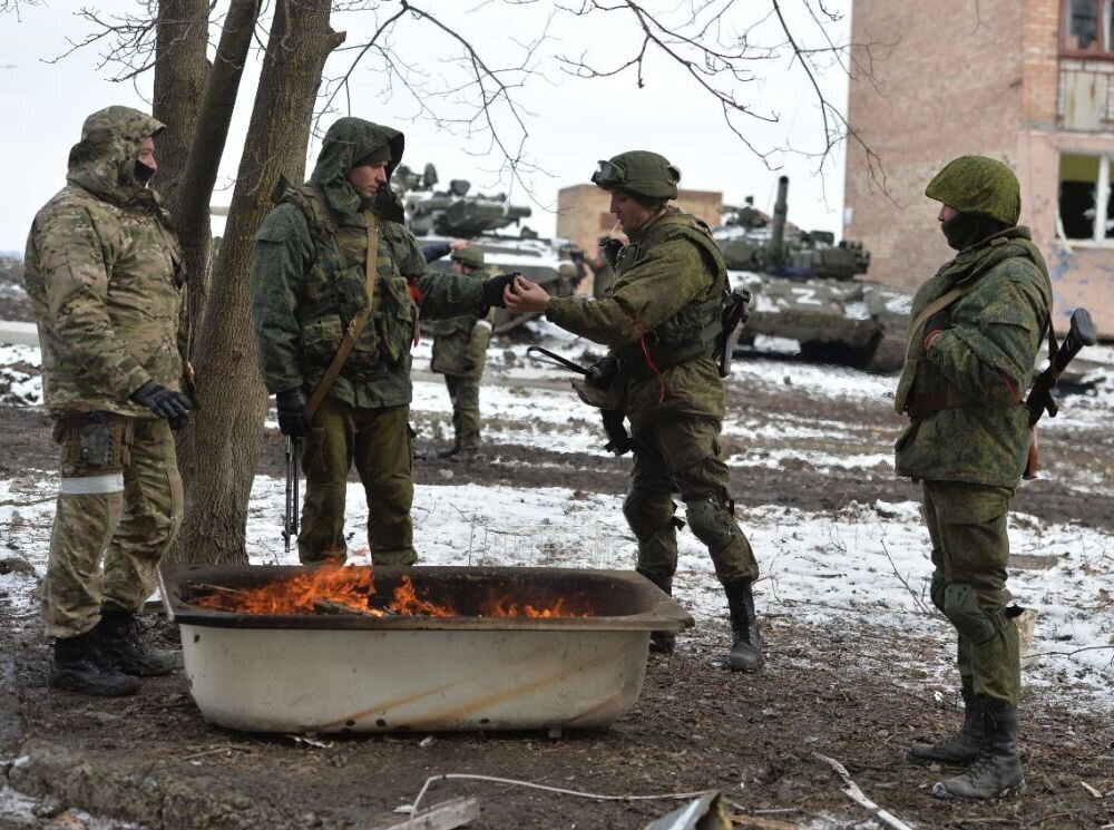 В перерыве между боями, Мариуполь, зона СВО, весна. Источник: t.me/photographermilitary.