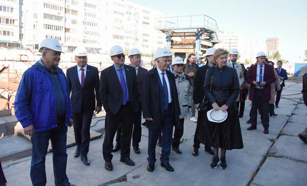 Депутаты в сопровождении генерального директора АО «Казметрострой» Марата Рахимова осмотрели ход строительства второй линии метро (фото: пресс-служба Госсовета РТ)