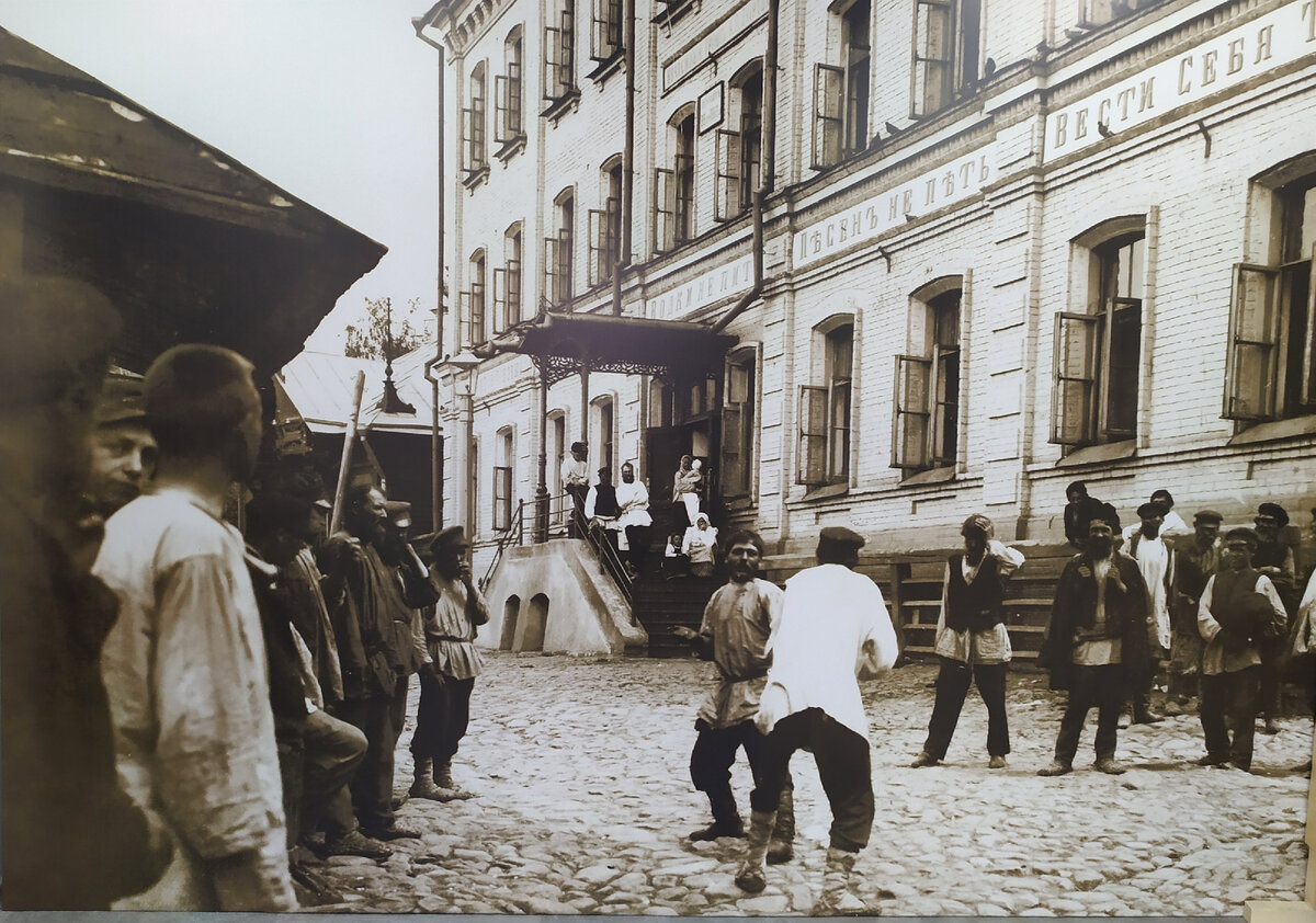 Ночлежный дом, фотомодели-оборванцы и пьеса Горького 