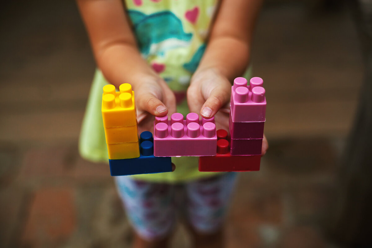Фото "Colorful Toys in Child's Hands" за авторством dejankrsmanovic, лицензия  CC BY 2.0 , https://www.flickr.com/photos/155403590@N07/42269423010