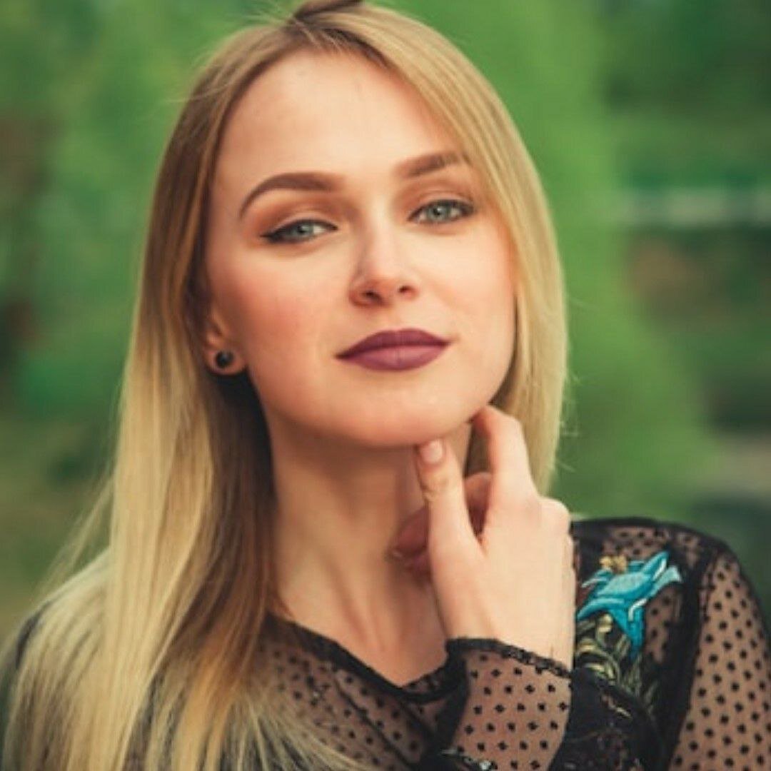 Фото для обложки, просто девушка с красивой шеей.