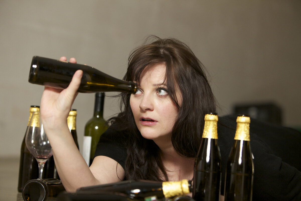 Пил жена бросила. Женщина пьет. Женщина и алкоголь. Алкоголизм у женщин. Пьющие девушки.