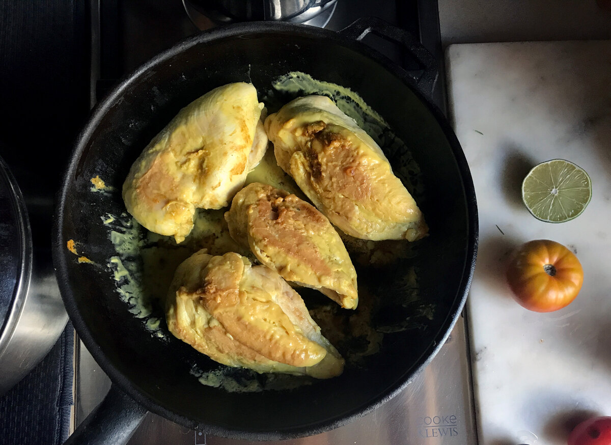 Курицу потушить и дать остыть 