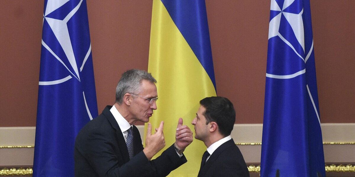 Иностранный политик (слева) указывает Зеленскому (справа) как надо управлять страной Украиной