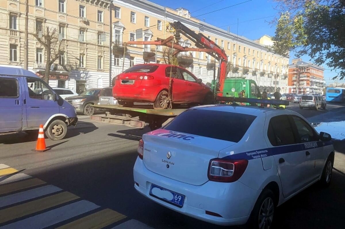    В Твери эвакуируют неправильно припаркованные автомобили