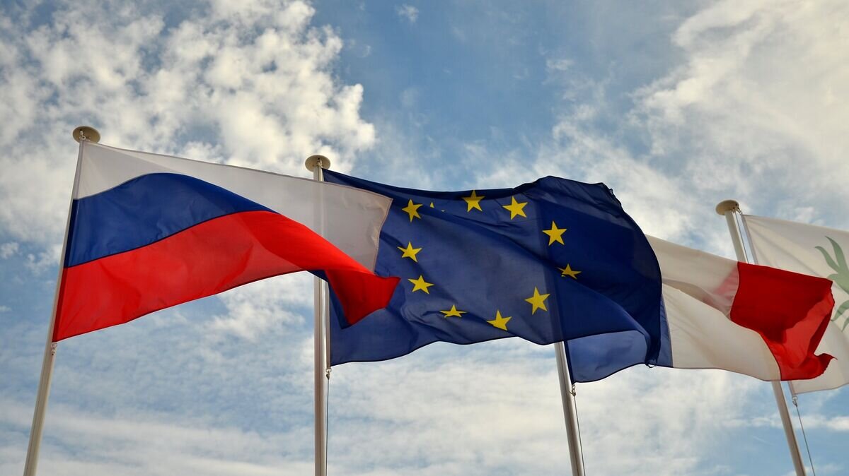    Флаги России, ЕС, Франции и герб Ниццы на набережной Ниццы© РИА Новости / Владимир Сергеев