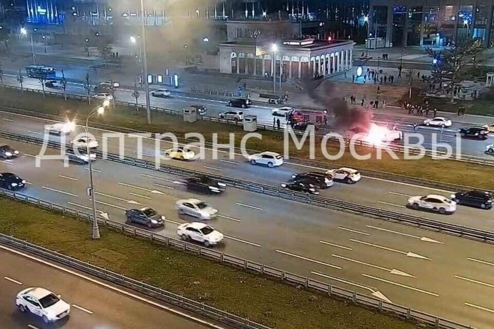     Автомобиль загорелся после столкновения с другой легковушкой в Москве  Департамент транспорта Москвы