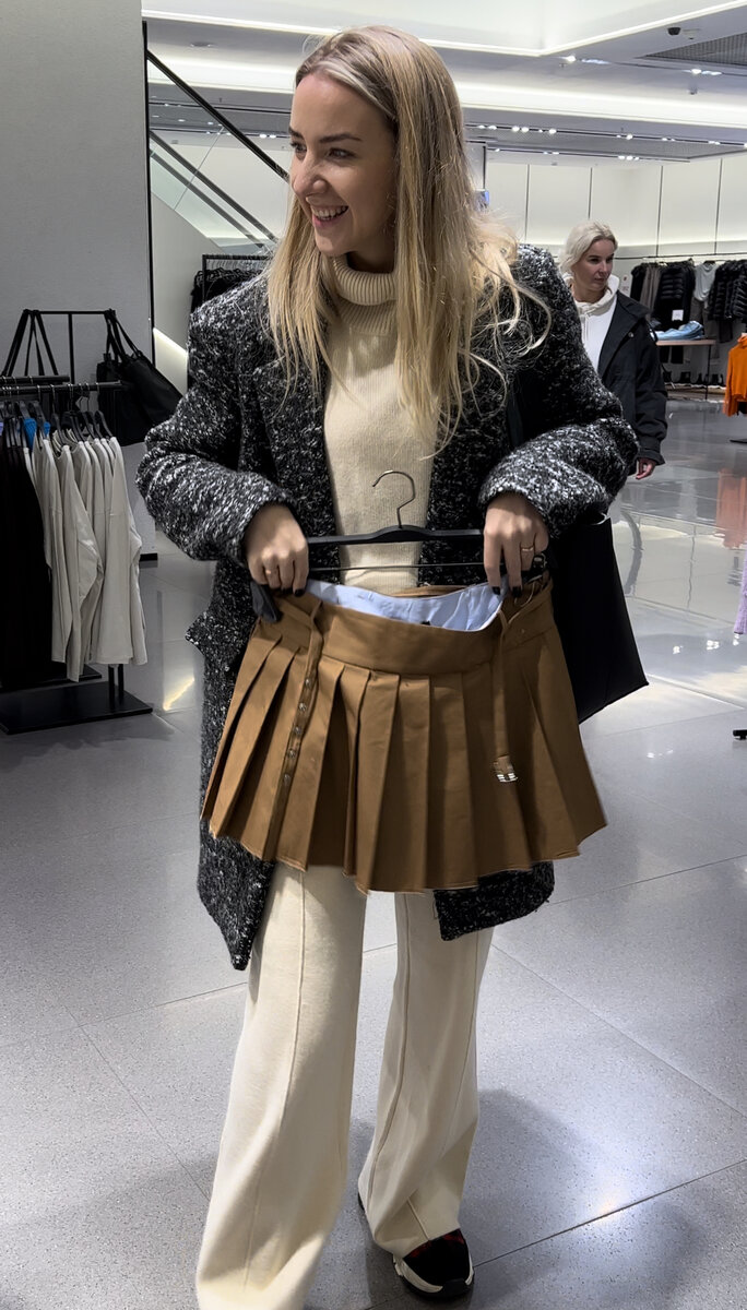 Решаю брать ли в примерочную мини в Zara