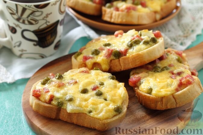 батон, сыр твёрдый, колбаса копченая, горошек зелёный консервированный, яйца, майонез, лук репчатый