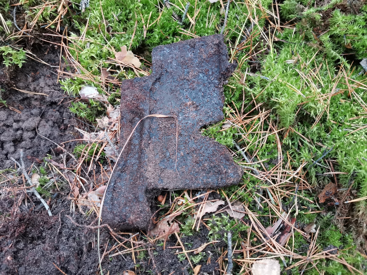 Кусок звена (трака) гусеничной ленты танка. 