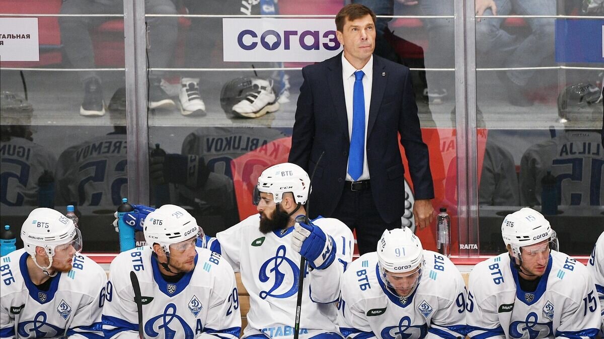    Хоккеисты московского "Динамо" Владислав Ефремов, Илья Каблуков, Эрик О'Делл, Джордан Уил Якоб Лилья, а также главный тренер Алексей Кудашов© РИА Новости / Алексей Майшев