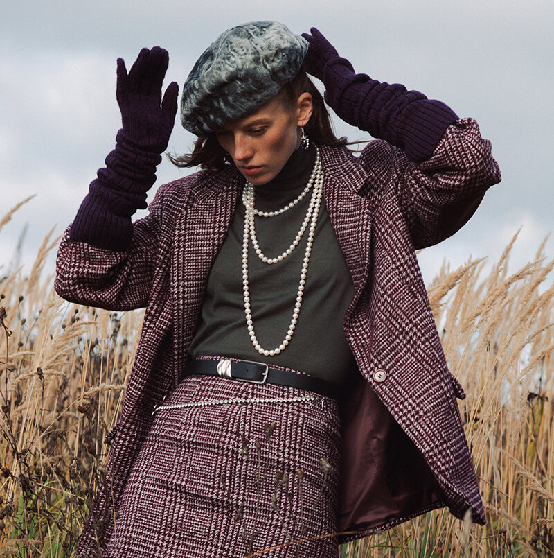 На фото: водолазка Tom Ford, жакет и юбка Forte Dei Marme Couture, перчатки Dries Van Noten, берет Kurland, колье Mercury Classic, серьги Queensbee, ремень Bottega Veneta и пояс Saint Laurent