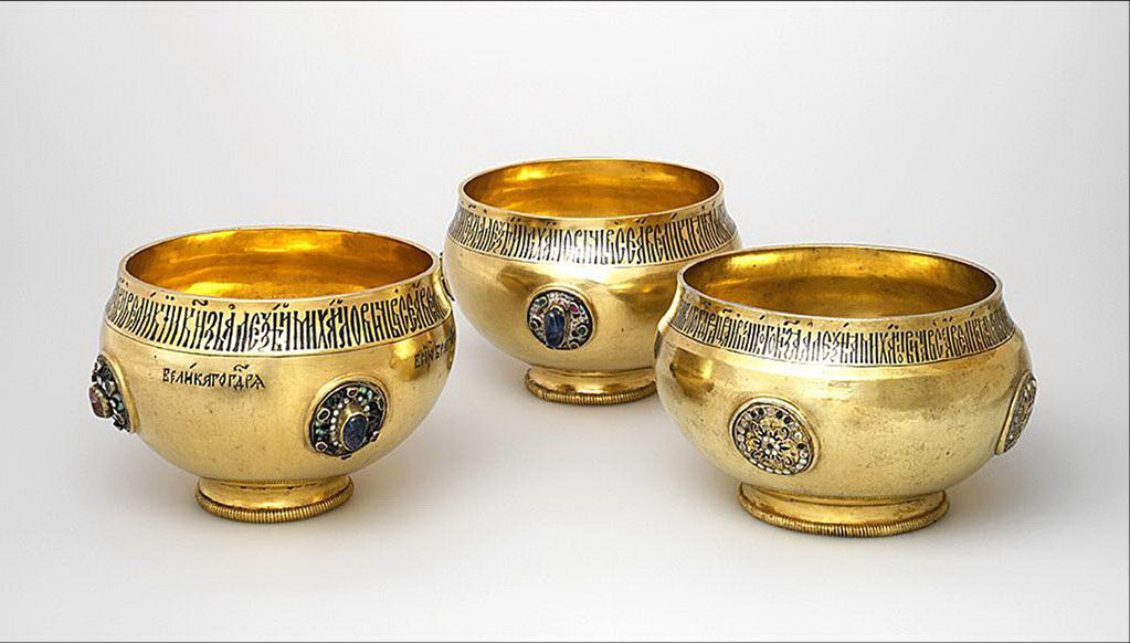 Заздравные братины. Москва. 1645-1676 г. Серебро, сапфиры, изумруды, рубины, чеканка, чернь, эмаль, скань, золочение. Музеи Московского Кремля. Картинка из открытых источников.