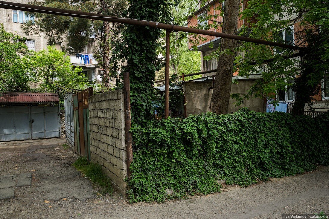 Несколько лет назад я побывал в Грузии. Начать я бы хотел с жилых районов Тбилиси. В далёком 2017 однокомнатная квартира в столице Грузии стоила $30 000.-37