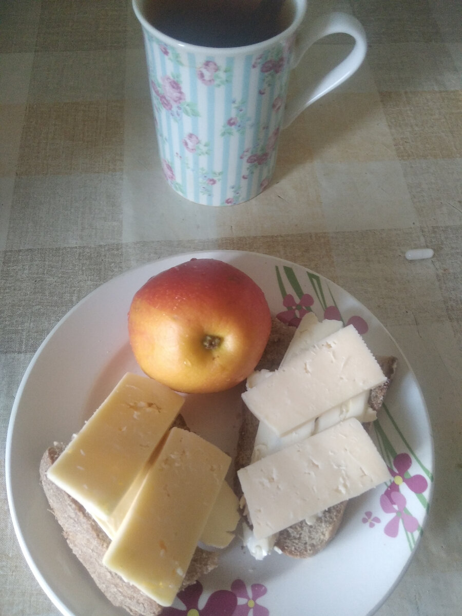 На завтрак бутерброды с сыром и маслом, яблоко,чай