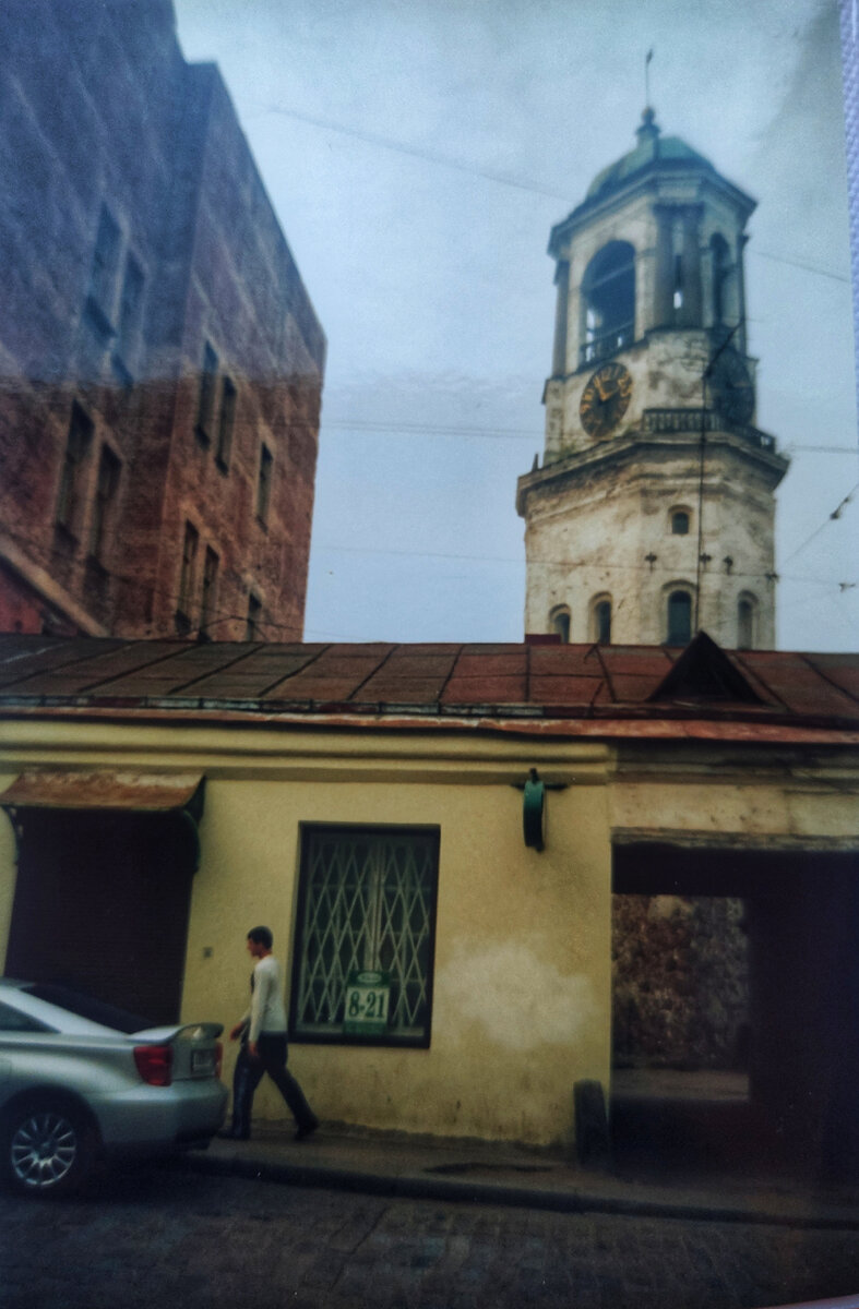 Выборг 2006 год. Решётки на окнах.