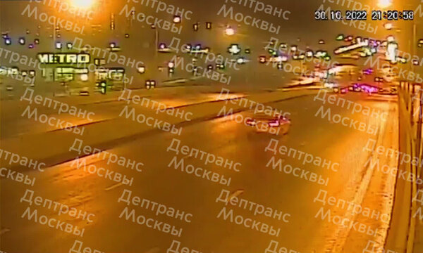 Момент массового ДТП в Москве на Рябиновой улице. Видео © Telegram-канал / Дептранс. Оперативно