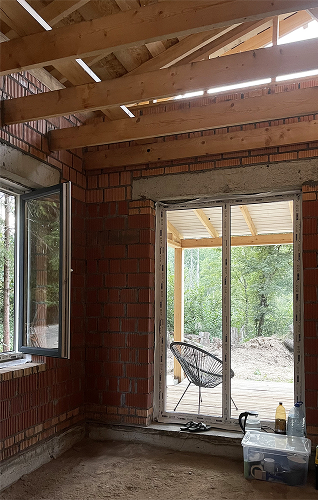 Это большое глухое окно в гостиной.
