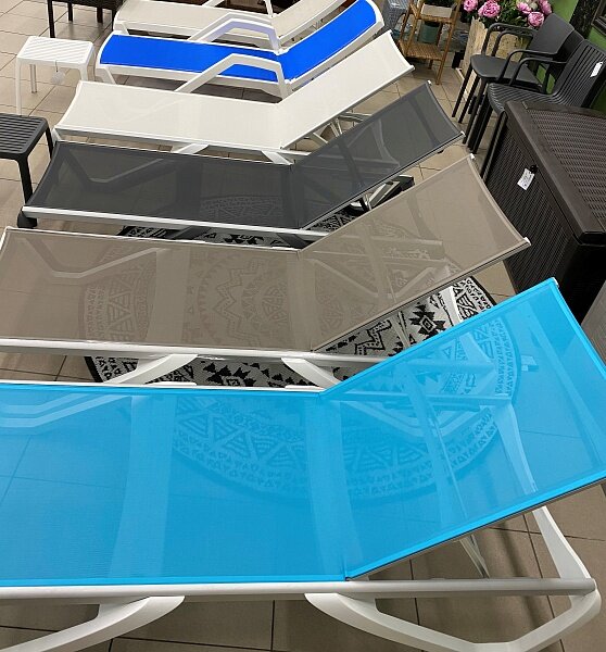 Ассортимент шезлонгов из текстилена в шоу-руме в Ростове-на-Дону в ТЦ ДОМ (www.dom-na-vavilova.ru)