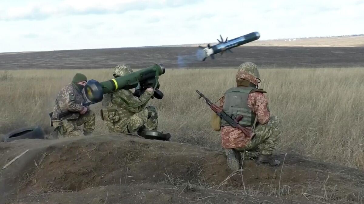   Украинские военные используют пусковую установку Javelin во время учений в Донецкой области© AP Photo / Ukrainian Defense Ministry Press Service