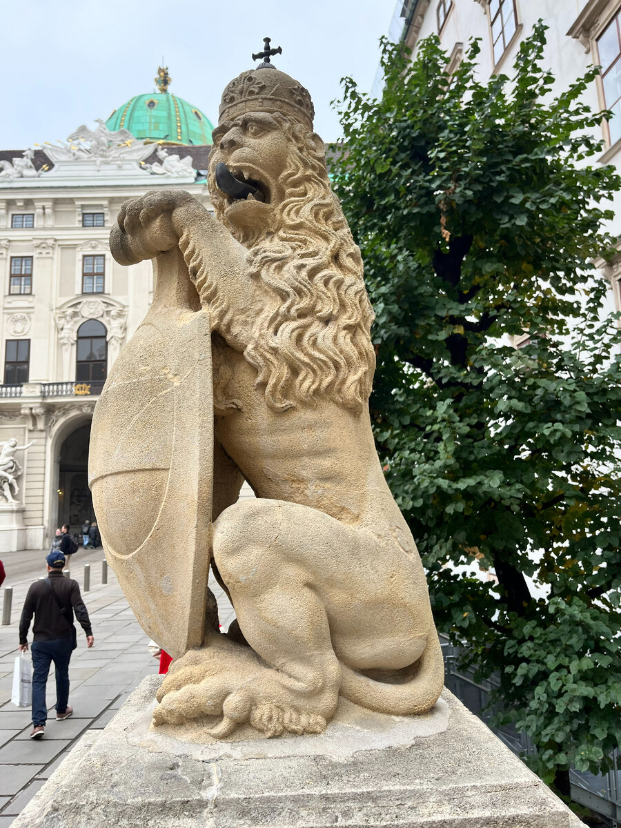 Это в Хофбурге. Мужчина слева - это я.