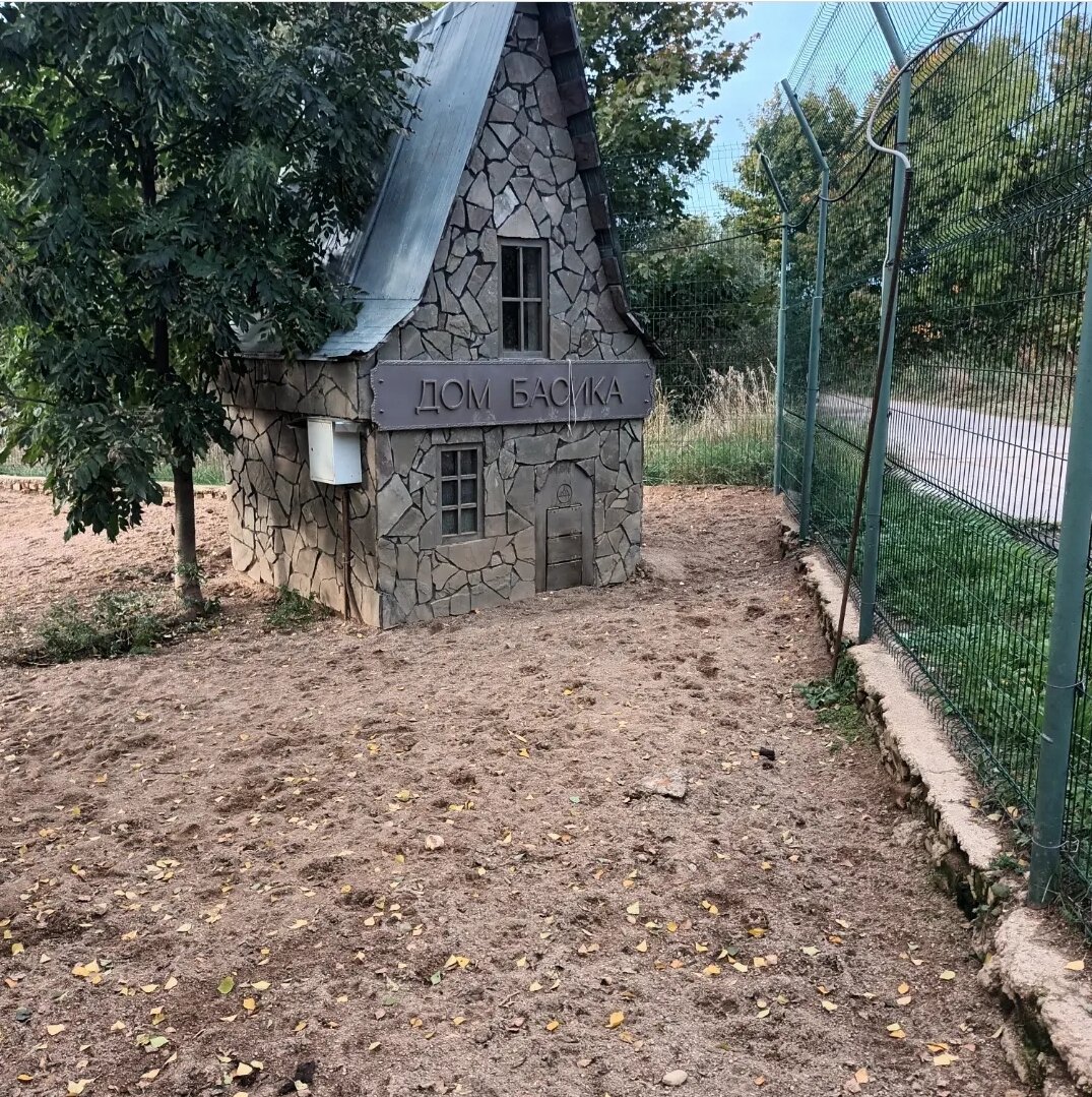 В доме Басика обитают всего 4 жителя, на постоянной основе. Эти ребята не дружат ни с кем, охраняя свою территорию. У них - отдельная банда и отдельный дом.