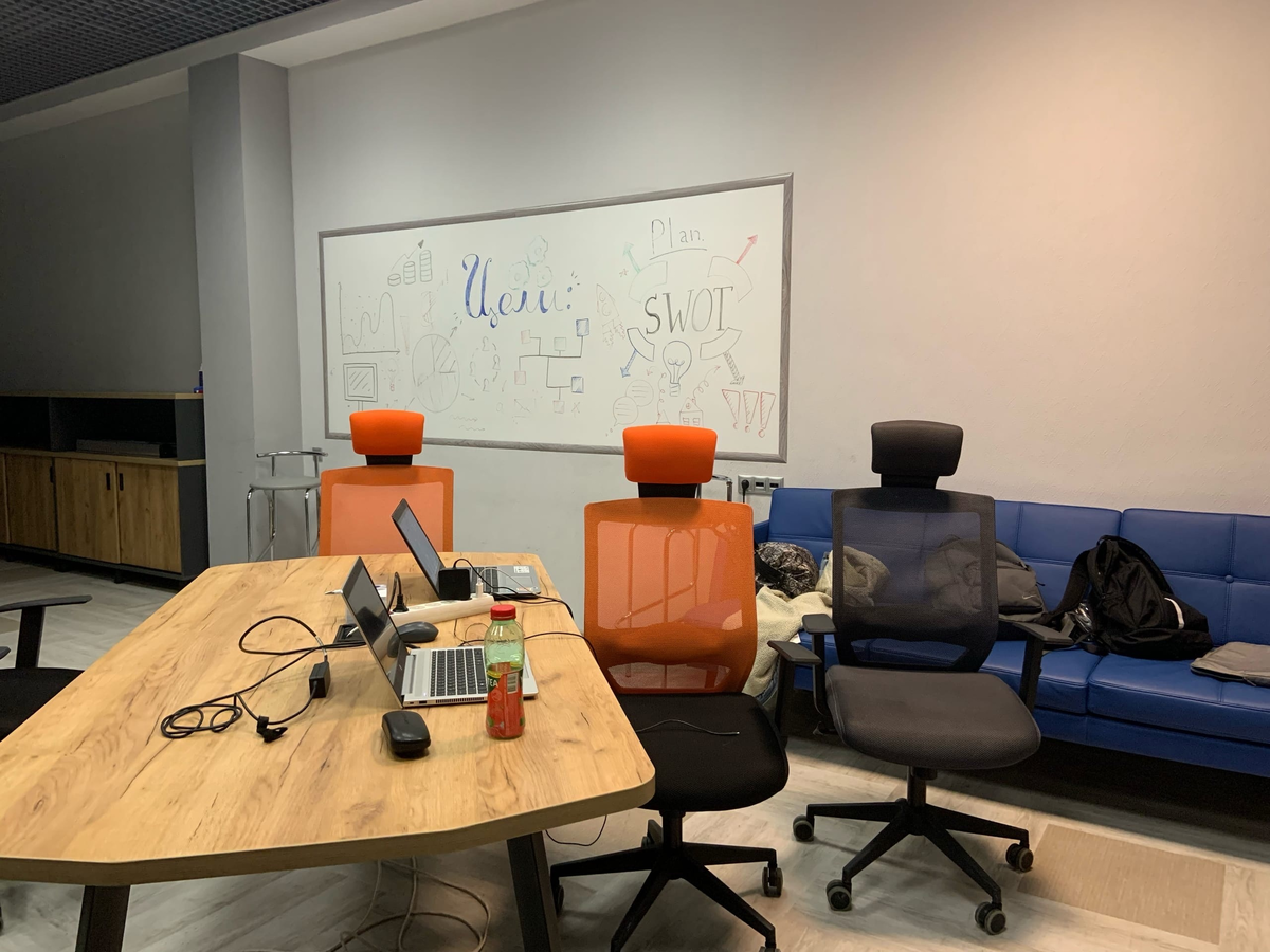 Коворкинг бизнес-инкубатора в РЭУ. Там есть переговорка :)