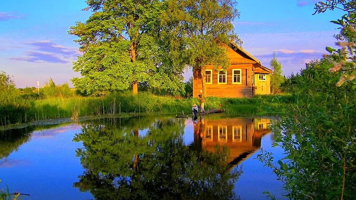 Фото домик в деревне у реки в