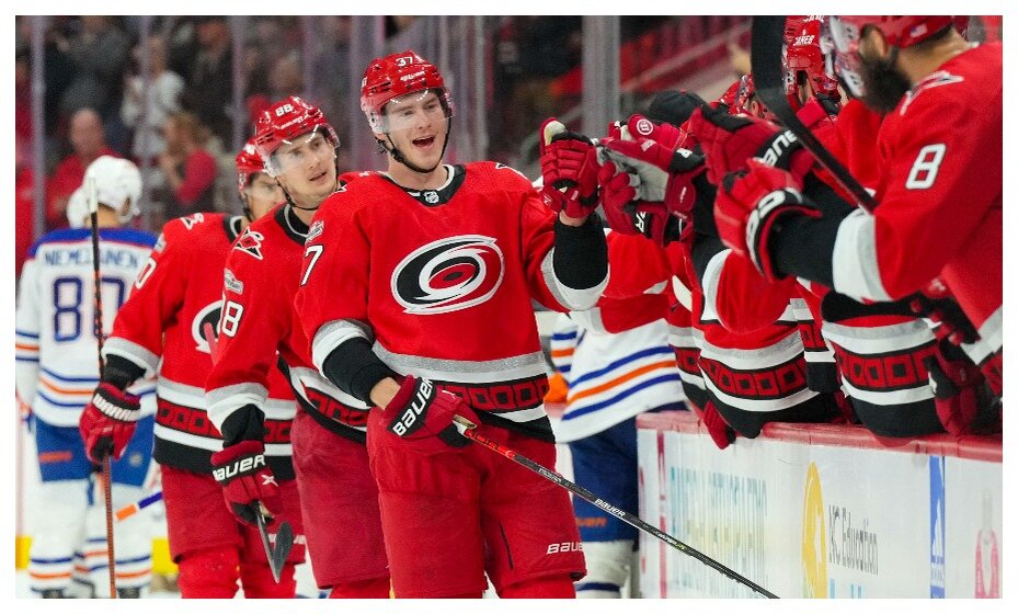    Андрей Свечников получает поздравления от своих партнеров по команде. Фото: Reuters