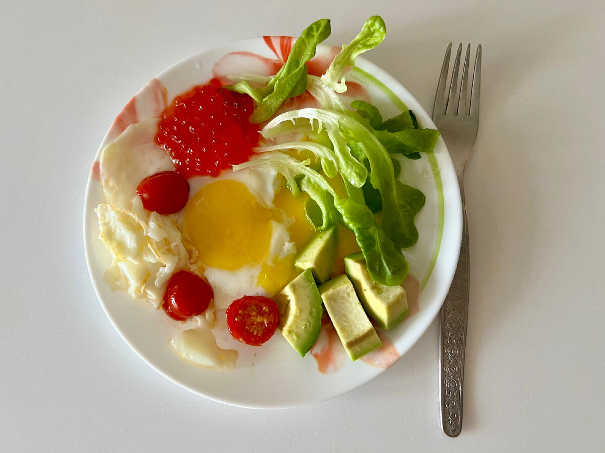 Мой завтрак. Яичница, авокадо 🥑, помидорки черри , листья салата . Ну и чашка чая.☕️ 
