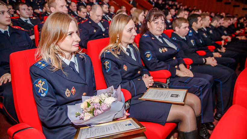    Глава Одинцовского округа поздравляет сотрудников полиции с профессиональным праздником © Пресс-служба администрации Одинцовского городского округа