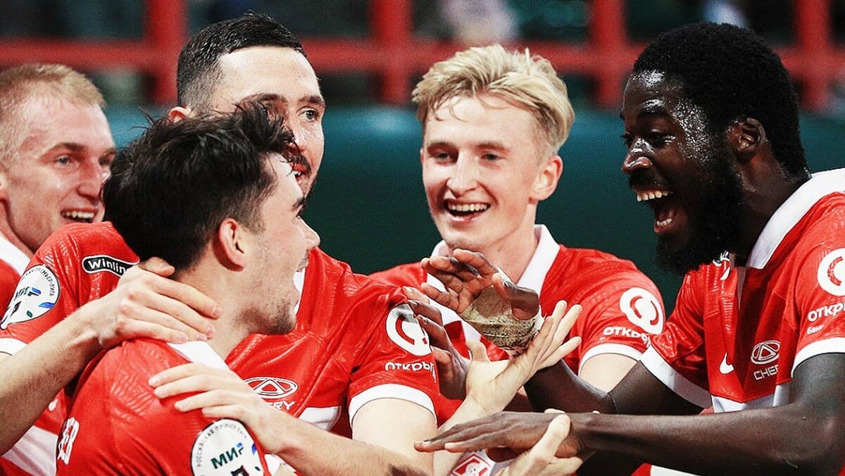 Команда поздравляет Пруцева с первым голом в карьере.