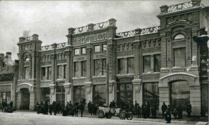 
Магазин Валеева. Челябинск. Начало XX века: комплект открыток. Ч.: Каменный пояс, 2012
Источник фото: gnpc74.ru