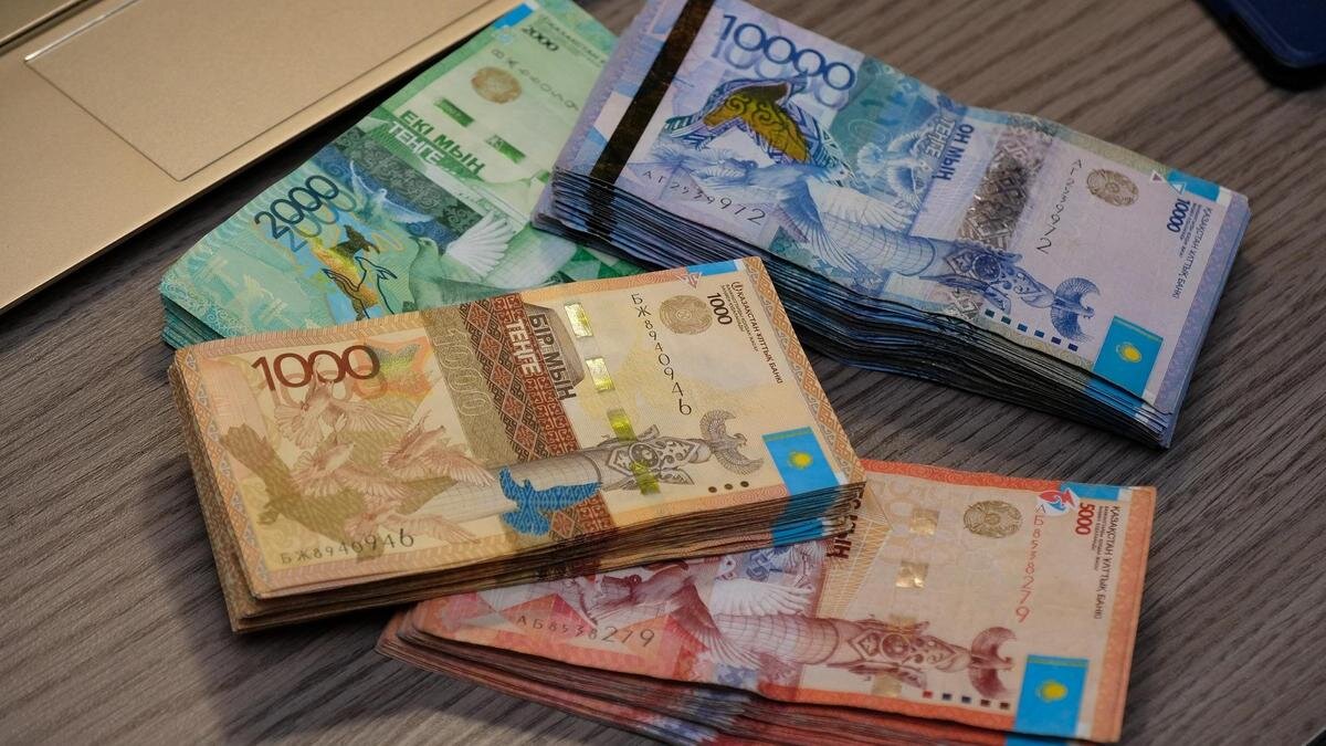    Банкноты на столе:NUR.KZ / Владимир Третьяков