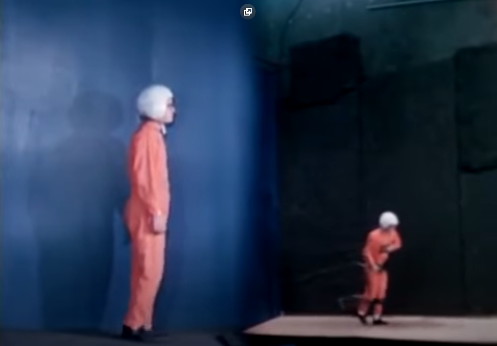 Ходьба в медленном темпе. В обычном положении человек практически вертикально идёт,
в "лунном" он уже вынужден наклоняться.