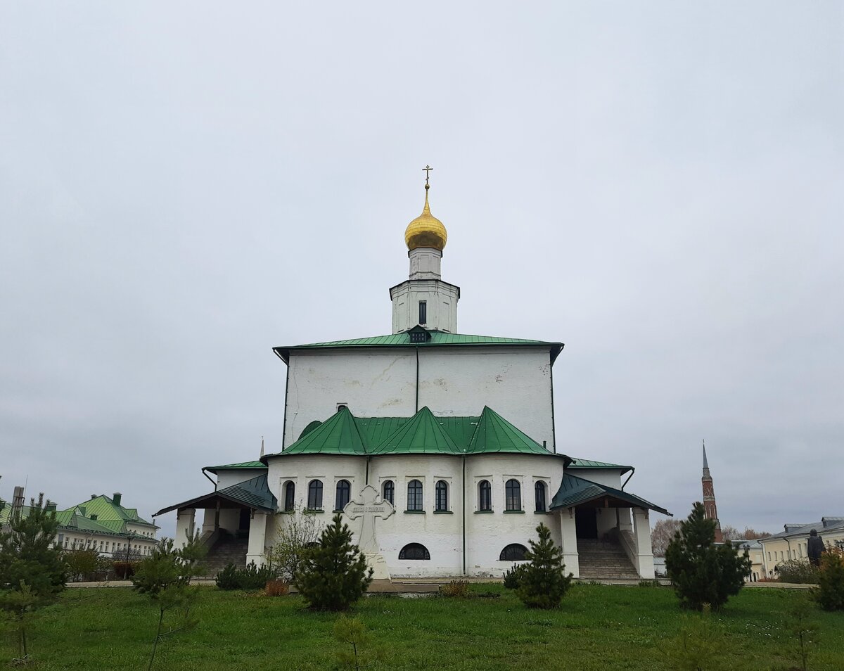 1. Богоявленский собор на территории Старо-Голутвина монастыря. 2. Башня и стены Старо-Голутвина монастыря.