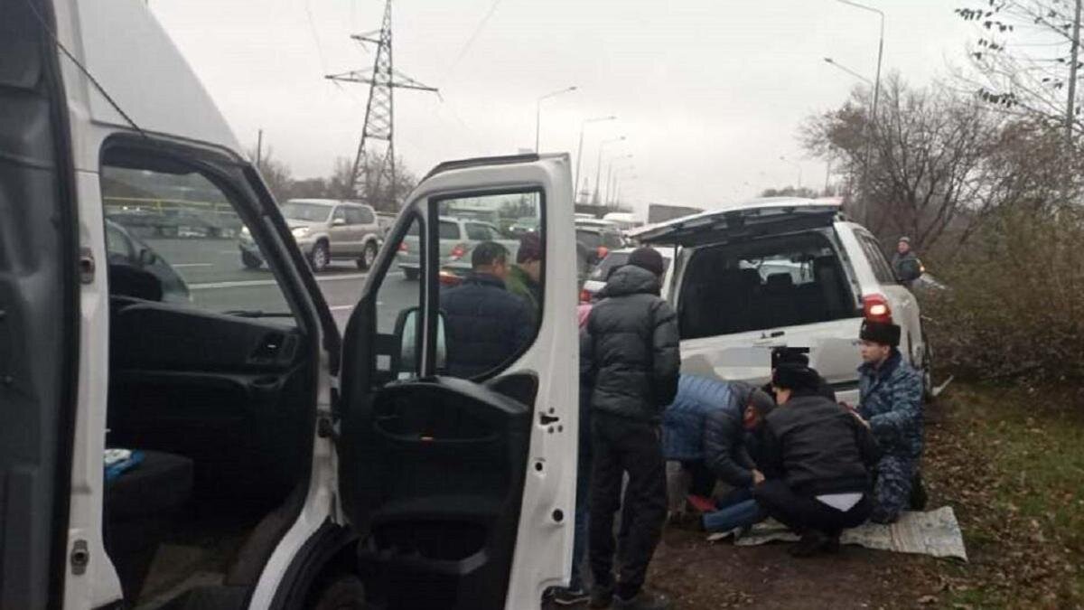    Полицейские помогают водителю:polisia.kz