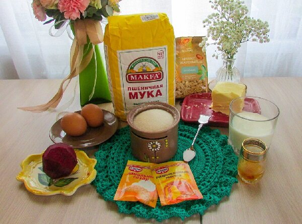 Торт «Абрикотин» появился на прилавках советских супермаркетов в 1950-е годы, когда в больших городах в продажу стали все чаще «выбрасывать» вкуснейшие сдобные торты и пирожные.-3