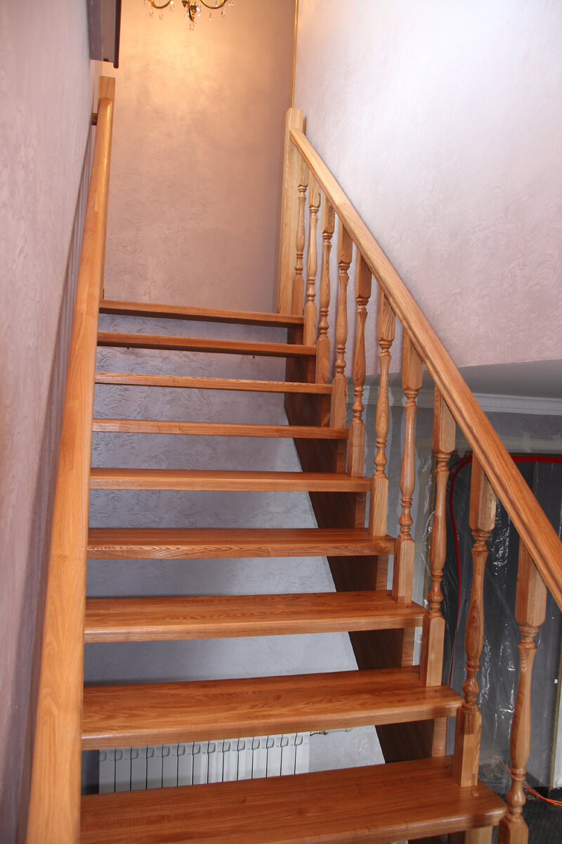 Деревянная лестница на косоуре из Ясеня, сделана вручную из заводских заготовок.