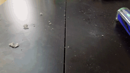 Изображение: Dyson. Лазеры Dyson V12 выявляют даже трудноразличимую грязь, пыль и волосы, так что вы никогда не пропустите ни одного пятнышка