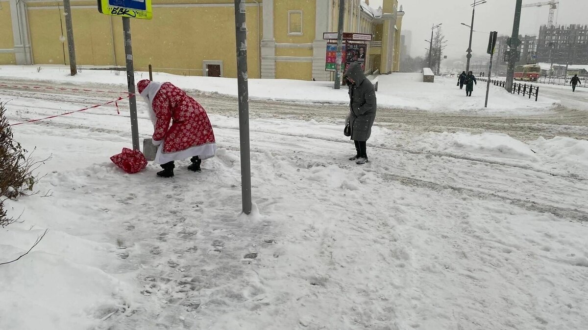 Выйти мороз. Уборка снега. Снег в Ижевске. Сильный снег. Дед Мороз с лопатой.