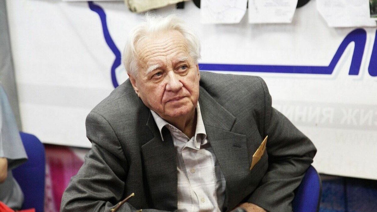     Тюменский журналист Владимир Александрович Фатеев ушел из жизни, сообщает информцентра правительства Тюменской области. Он почти 50 лет он работал в различных СМИ региона.