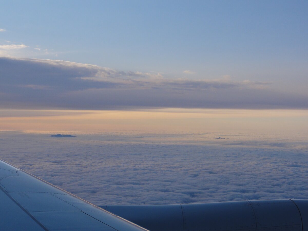 Рейс Москва - Владивосток идёт на посадку. Вдали - вершина г. Облачная, это вторая по высоте гора в Приморском крае.