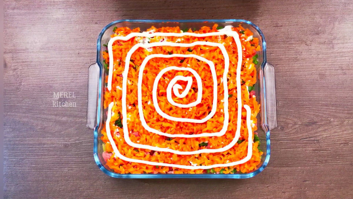 Очень вкусный салат "Царская шуба", теперь он у меня ещё вкуснее: заменила селедку на сёмгу, от вкуса все в восторге