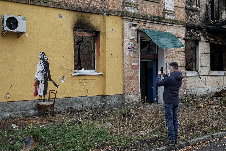     Бэнкси приехал в этом году на Украину и оставил местным в качестве жеста доброй воли семь граффити на уличных объектах  REUTERS
